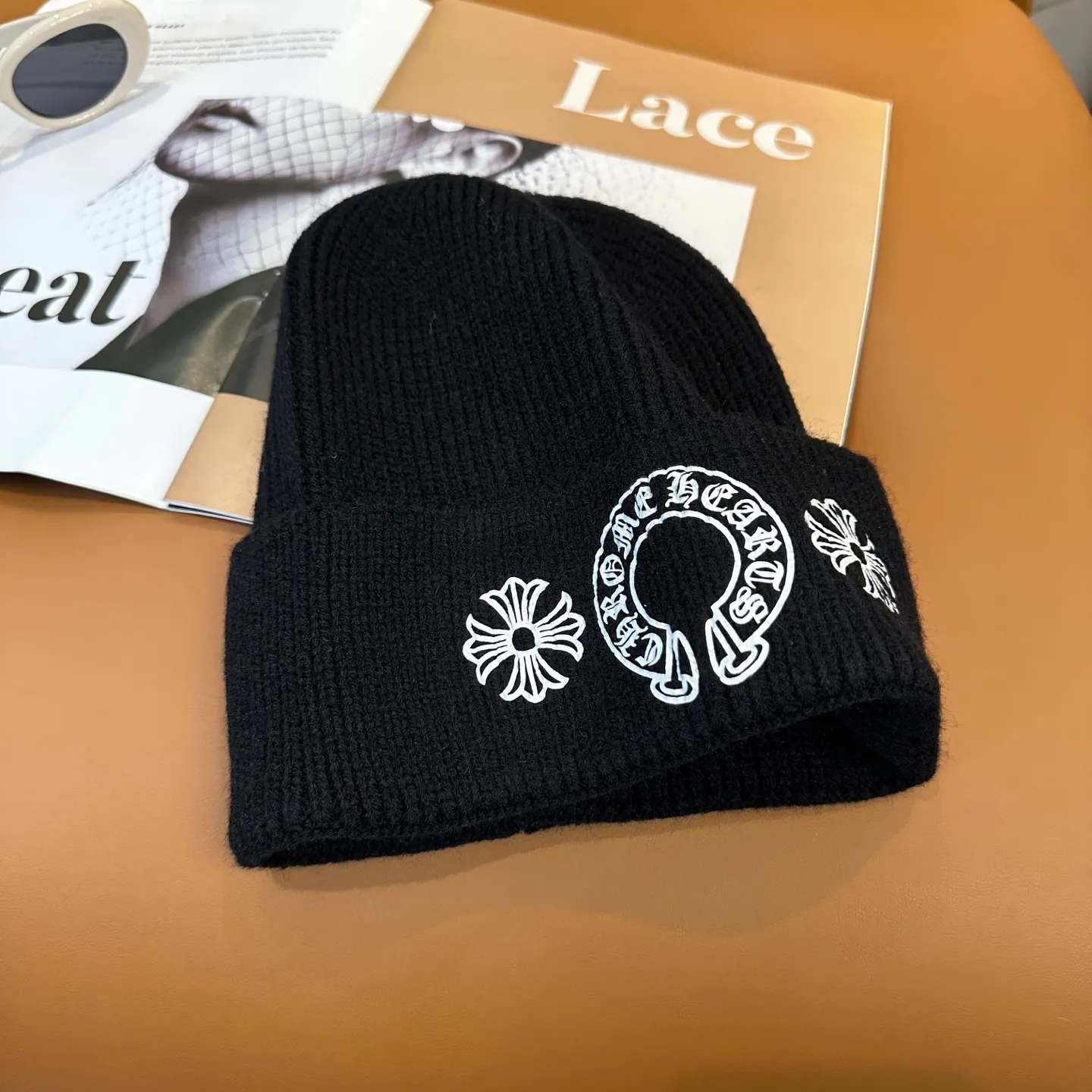P60 🤍Chrome hearts new autumn and winter cross knitted hat🧶 One of the must-have hats in autumn and winter~ It really looks good on whoever wears it~, it is also a perfect match in black and white and gray in autumn~